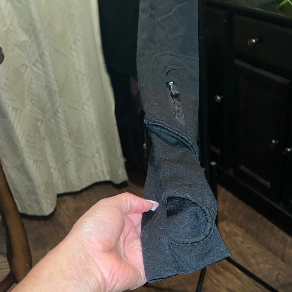 ALO Yoga Black Hoodie - Picture 5 of 9